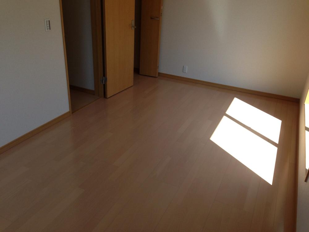 Non-living room. 8.25 Pledge Western-style is positive per good two-plane daylight!