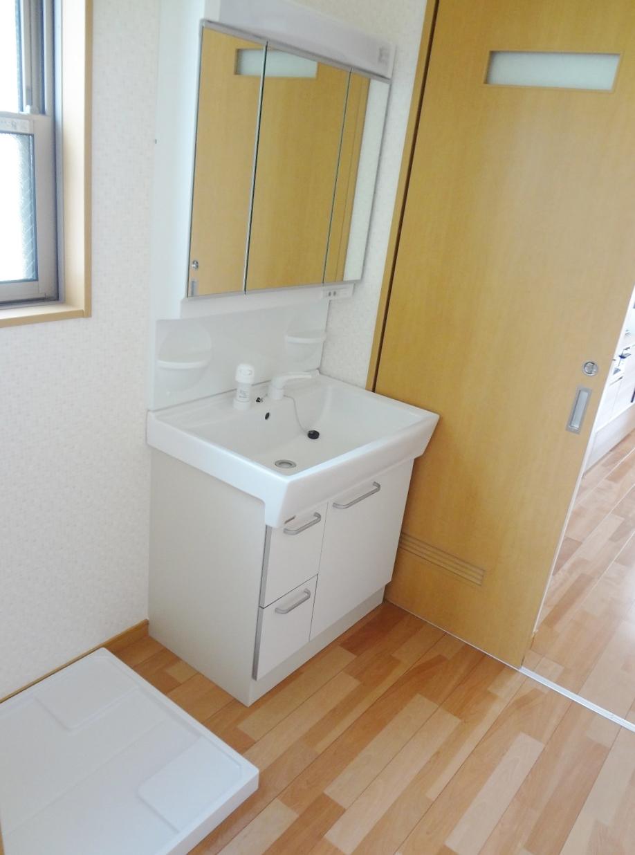 Wash basin, toilet. Indoor (July 2013) Shooting