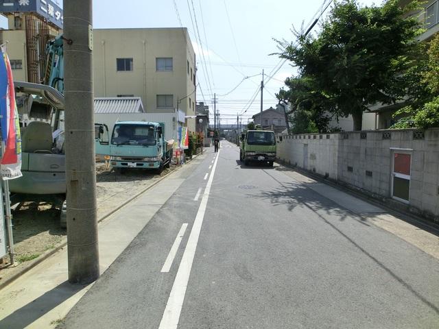 Local photos, including front road. Front road 1 2013 July 1, shooting