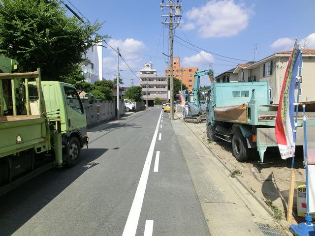 Local photos, including front road. Front road 2 2013 July 1, shooting