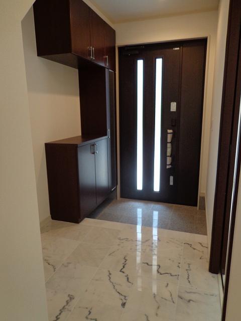 Entrance. Marble foyer floor