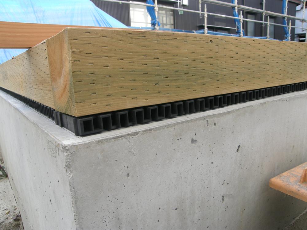 Other. Basic packing method ・  ・  ・ It is a hard rubber gasket there between the solid foundation and wood. 