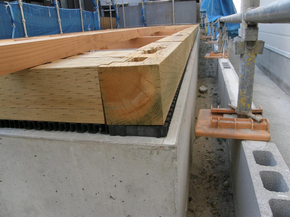 Other. Basic packing method ・  ・  ・ It is a hard rubber gasket there between the solid foundation and wood. 