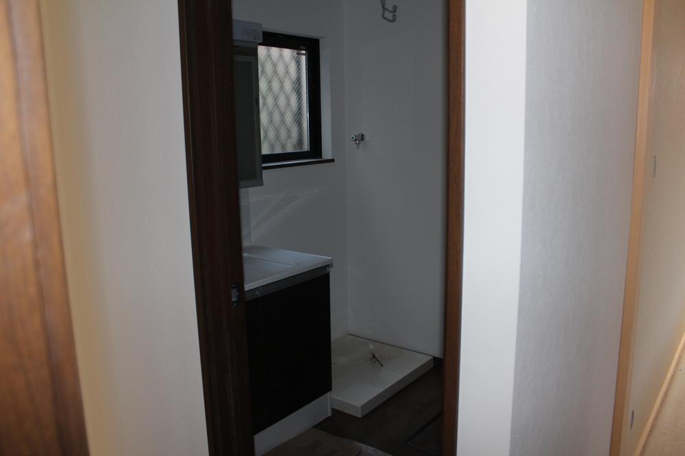 Wash basin, toilet.  ■ W = 900 large shampoo dresser