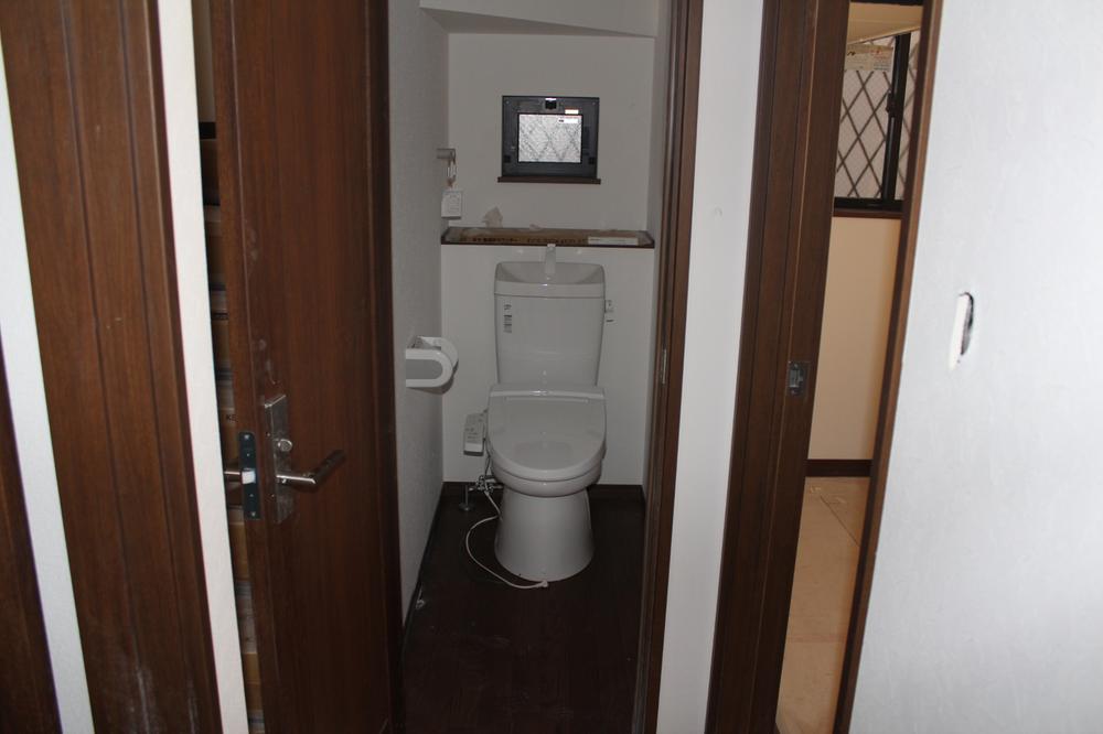 Toilet.  ■ 1.2F shower toilet