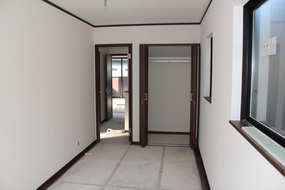 Non-living room.  ■ 7.5 Pledge Western-style