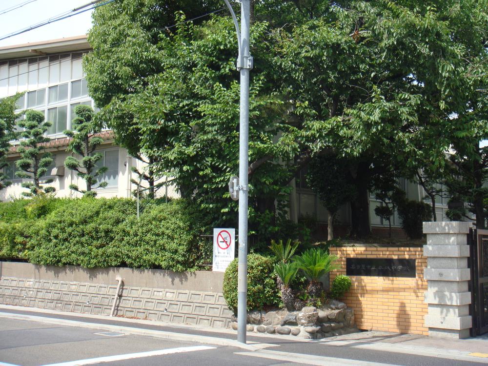 Junior high school. 2070m to Nagoya Municipal Honjo junior high school