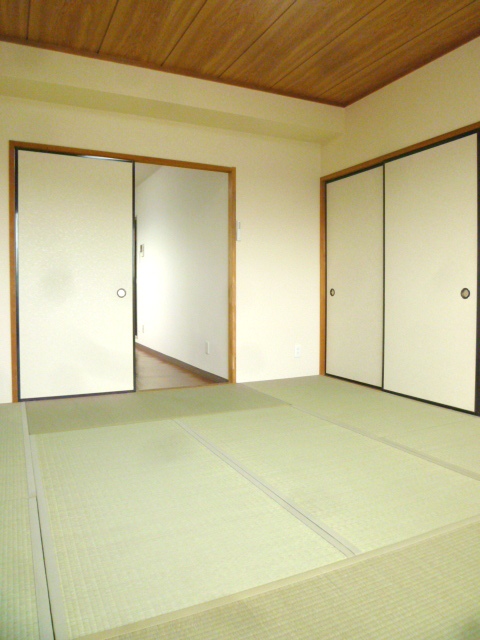 Living and room. Japanese-style room 8 quires