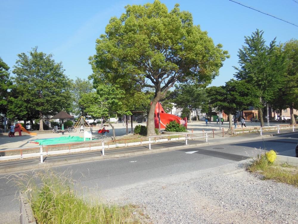 park. 72m to the nearest park  1-minute walk! I'm glad no point in child-rearing generation. 