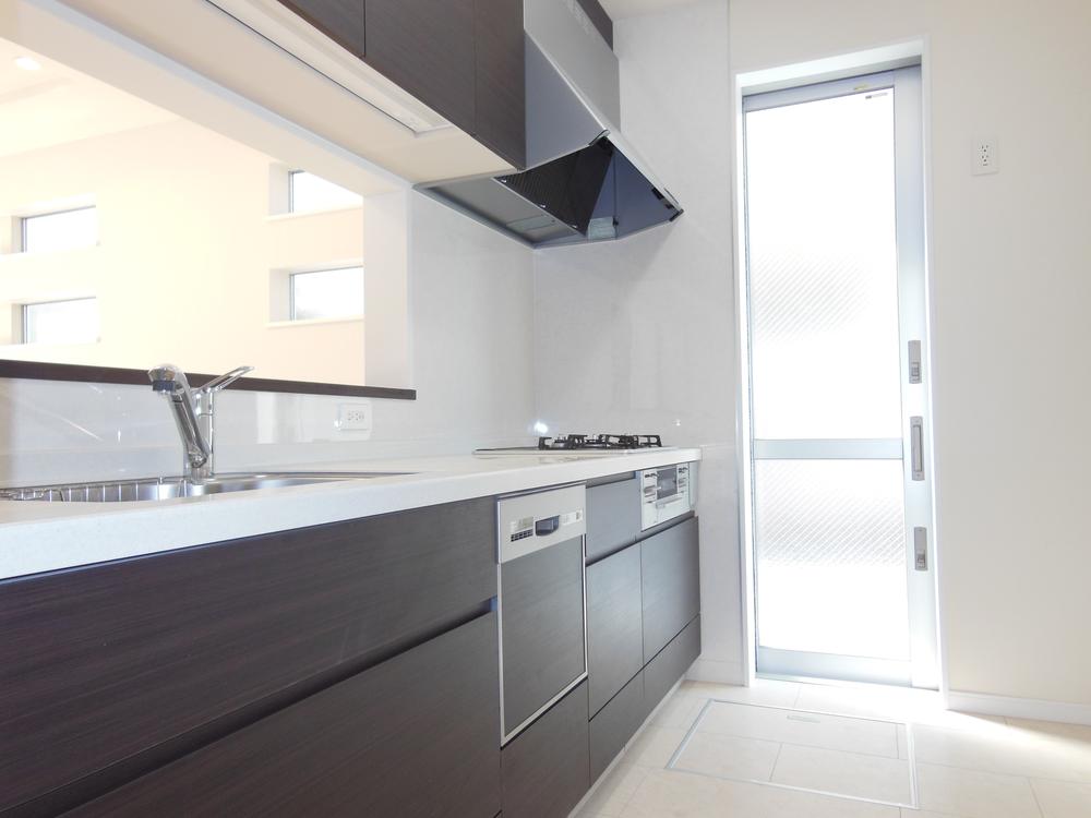 Kitchen. Bright and spacious kitchen! 