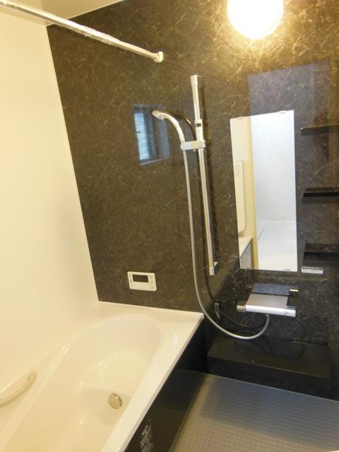 Other Equipment. Spacious bathroom. Sitz bath is also comfortable on the bench bath type! 