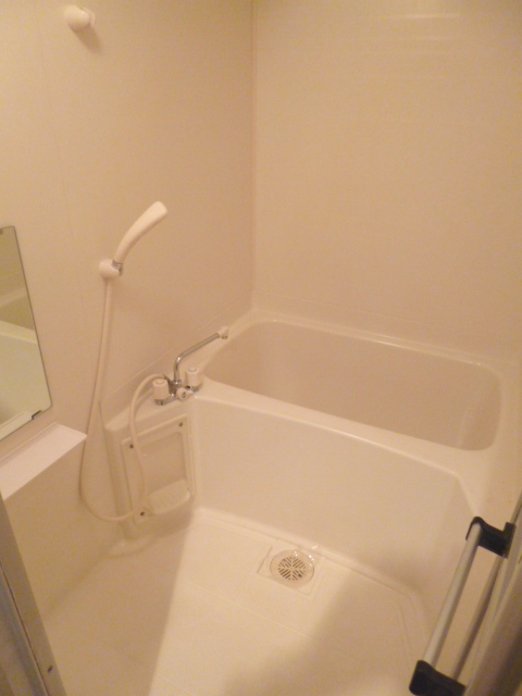 Bath. Bathroom (changed to add 焚給 hot water to your tenants before)