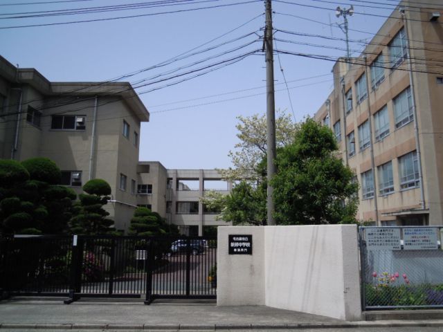 Junior high school. 360m up to municipal new 郊中 school (junior high school)
