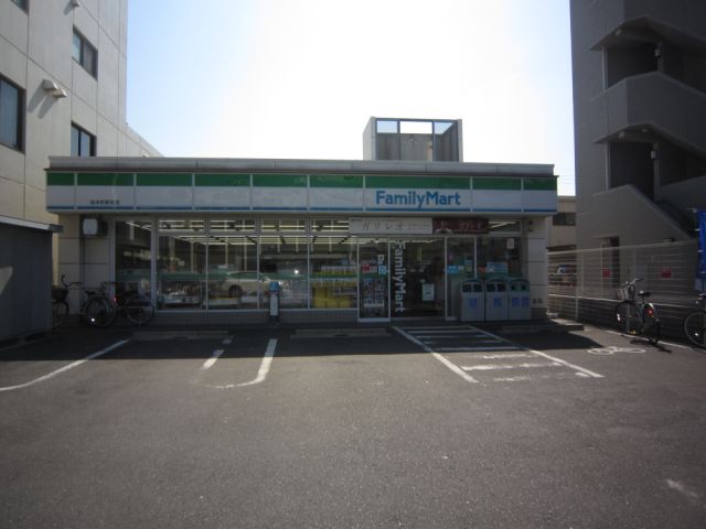 Convenience store. 540m to Family Mart (convenience store)