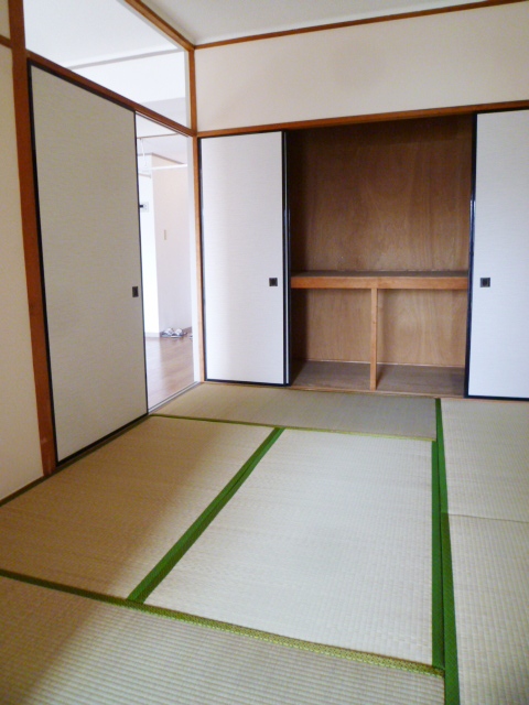 Other room space. Japanese-style entrance side