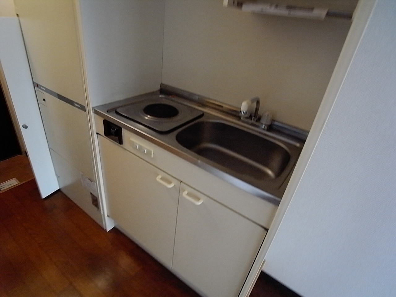 Kitchen. Kitchen (with electric stove) can refrigerator available