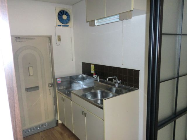 Kitchen. Recommended for self-catering school!