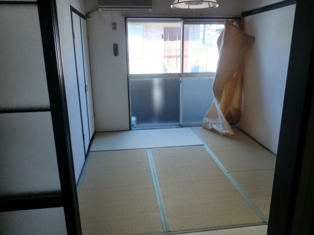 Living and room. Japanese-style room to settle!