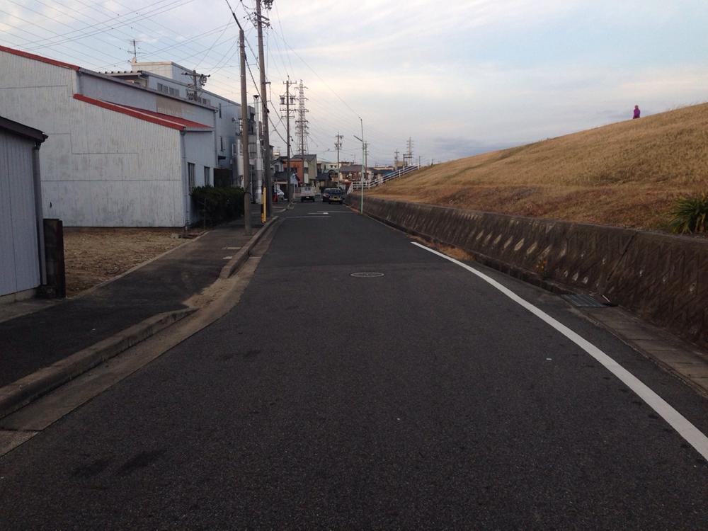 Local photos, including front road. Front road 8m