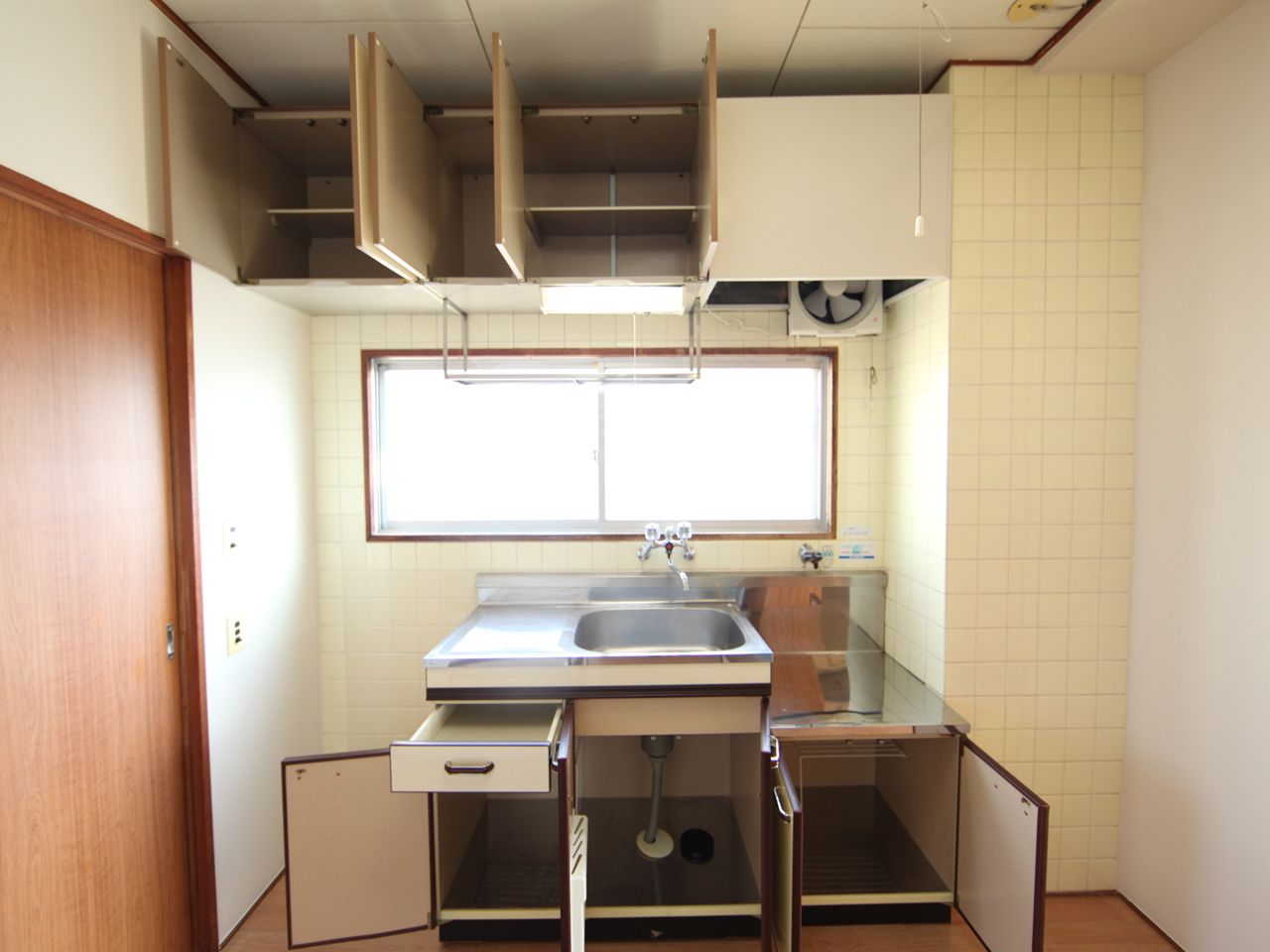 Kitchen. Kitchen (gas two-burner stove installation possible) with a window (ventilation good)