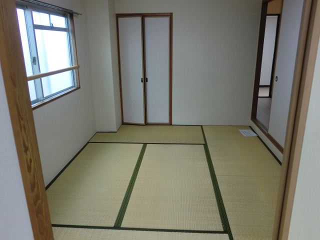 Living and room. Because the corner room has a bay window bright Japanese-style room! 