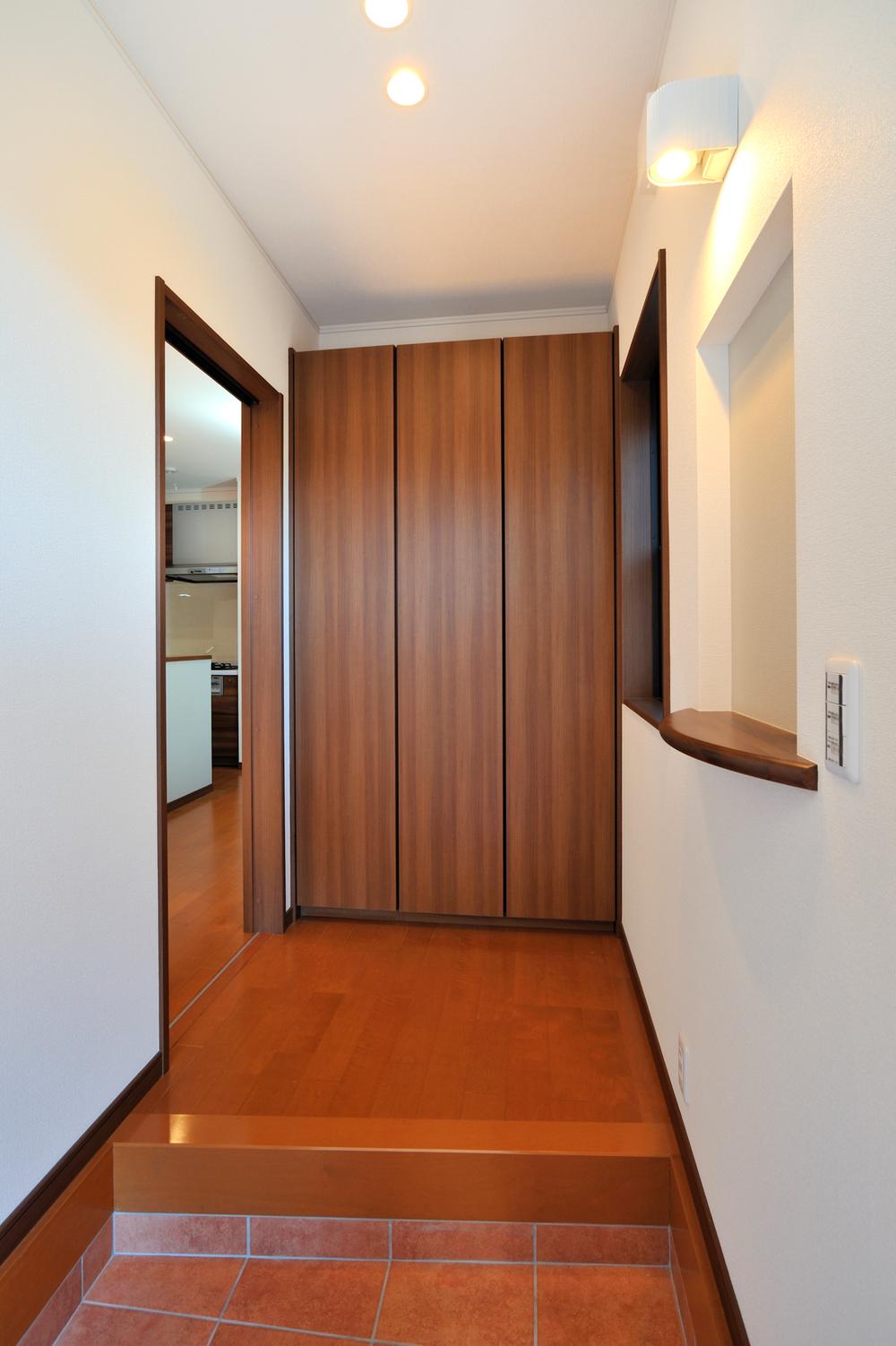 Entrance. Luxury aluminum entrance door to the entrance ・ Equipped with a shoebox of ample storage size, Is the entrance hall and spacious. 