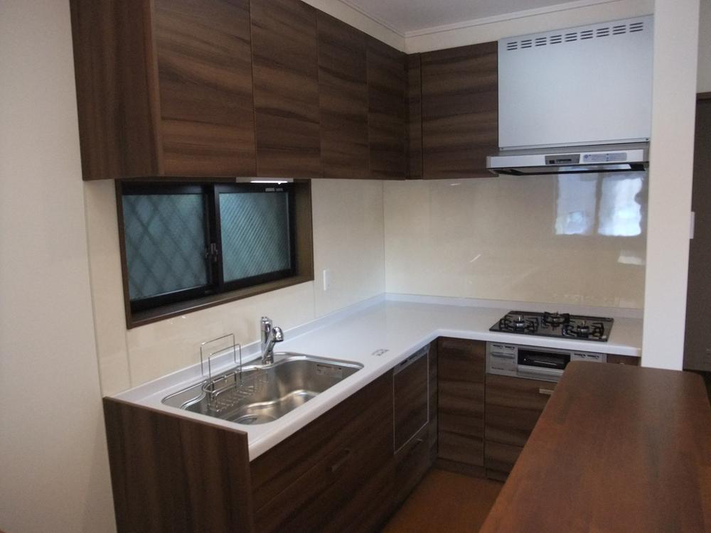 Kitchen. Dishwasher ・ Water purifier systems with kitchen. Functional using the combined building material in flooring. 