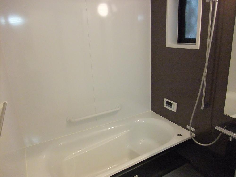 Bathroom. Bathroom of loose 1616 type of bathing is also clear in the parent and child. Comfortable bathing in the winter in the bathroom heating dryer, Laundry will not dry out even on rainy days. 