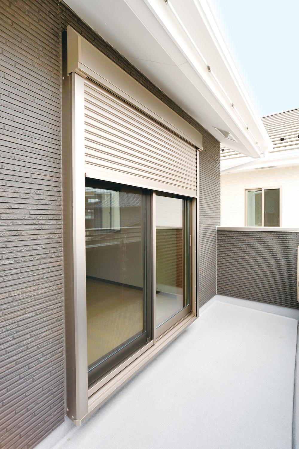 Security equipment. You can open and close Ease convenience electric shutter (first floor) of preemption switch one. 