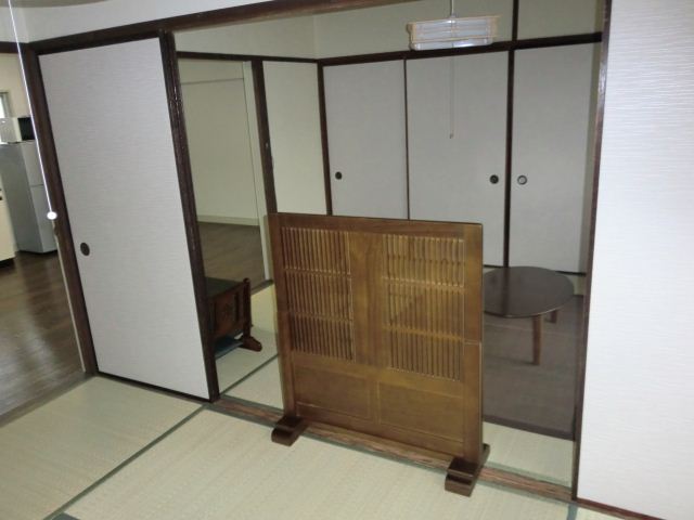 Living and room. Japanese-style room to settle