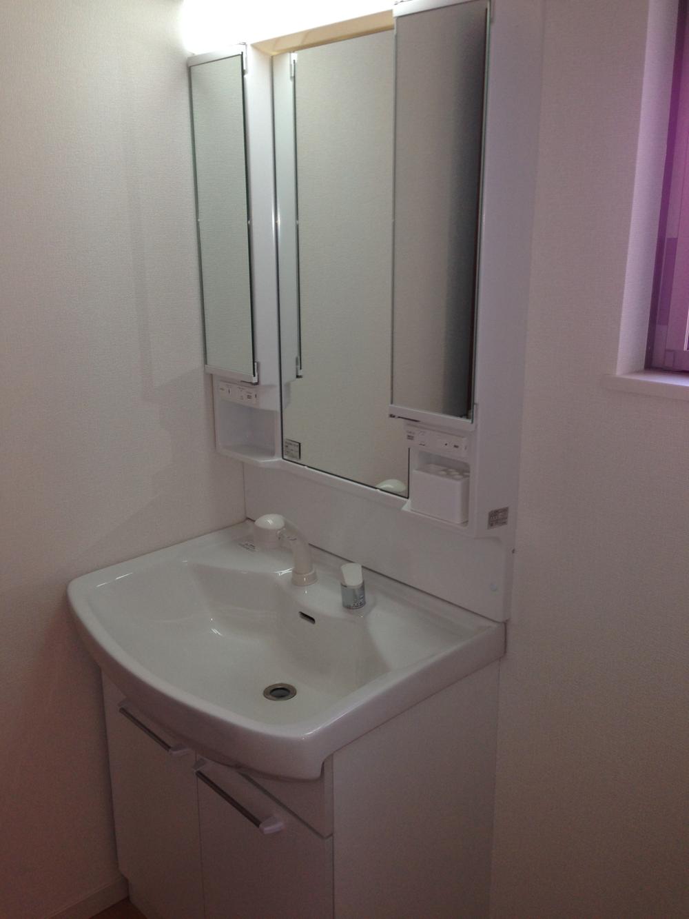 Wash basin, toilet. Wash basin 