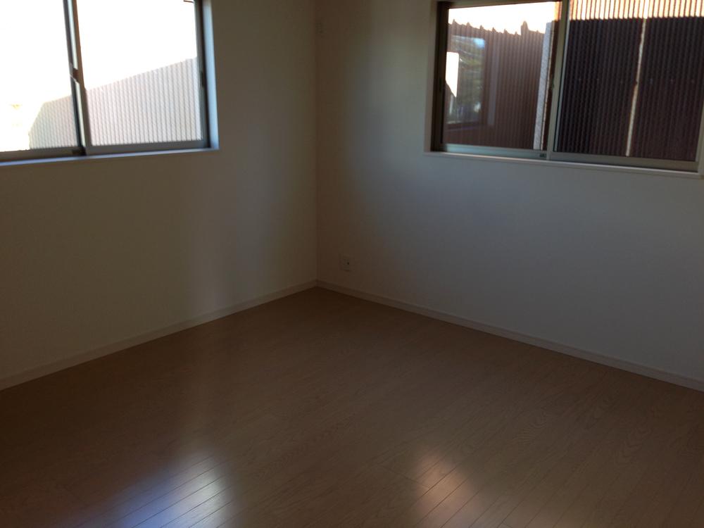 Non-living room. 8 pledge Western-style