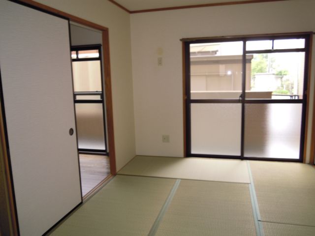 Living and room. Purring in calm Japanese-style room! 