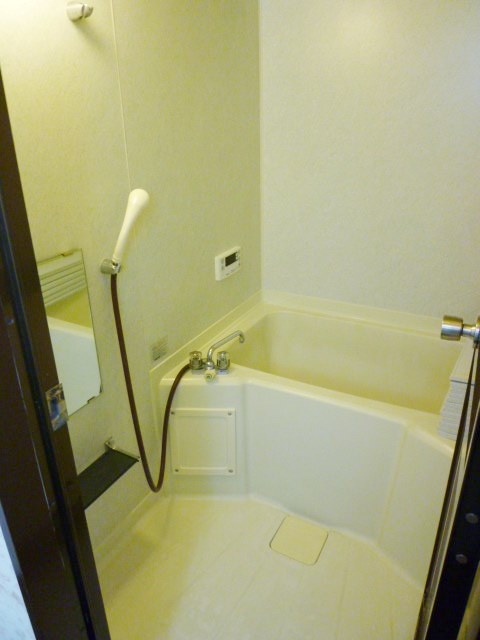 Bath. Reheating equipment with bathroom