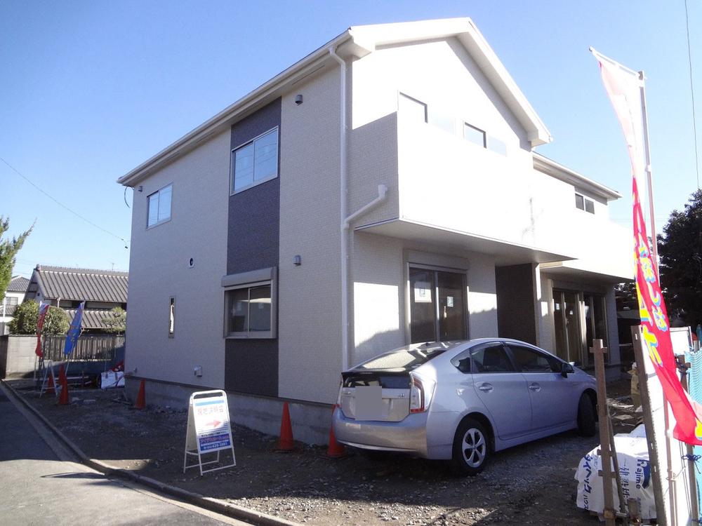 Local photos, including front road. Local (12 May 2013) shooting 1 Building