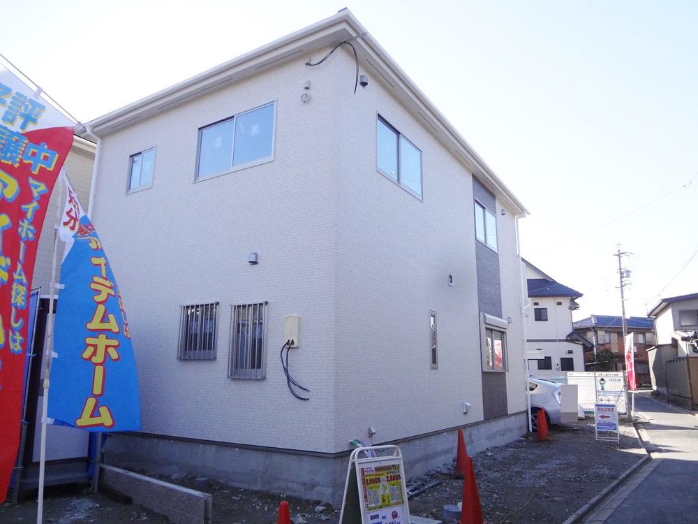 Local photos, including front road. Local (12 May 2013) shooting 1 Building