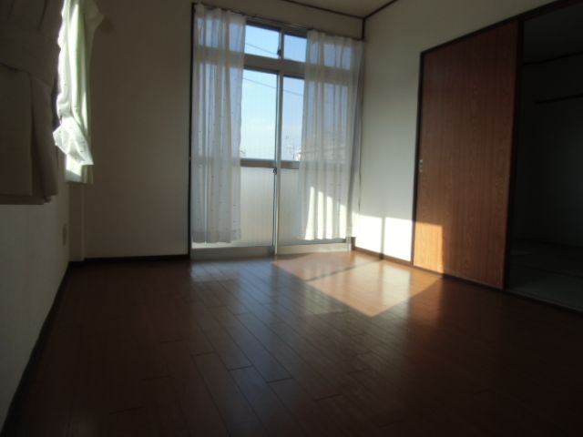 Living and room. Western-style room is a 6-tatami rooms.