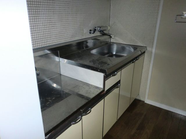 Kitchen. Gas stove can be installed kitchen