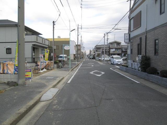 Local photos, including front road. East front road 2013 December 14, shooting