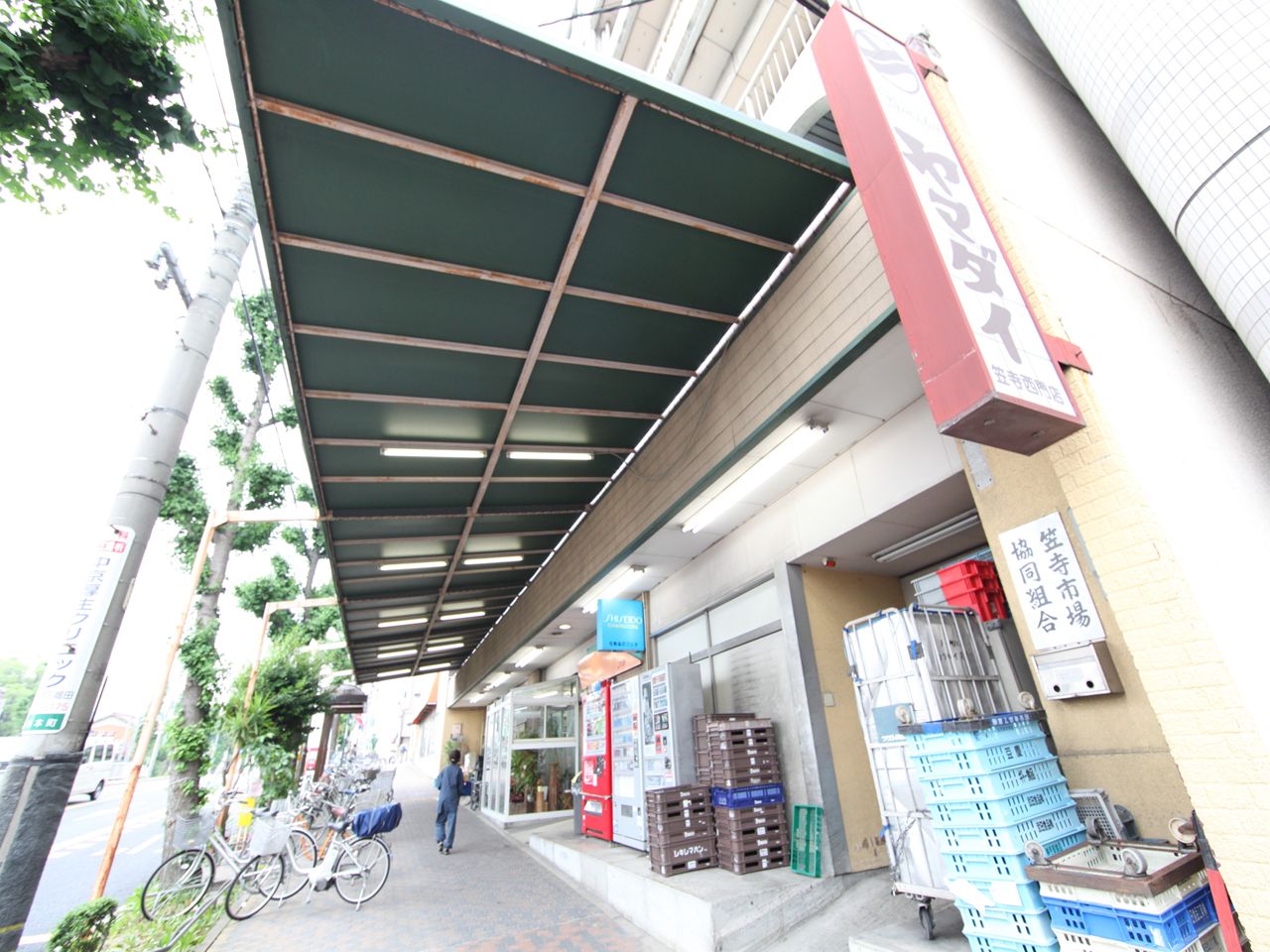 Supermarket. 928m to Super Yamadai Kasadera Ximen store (Super)