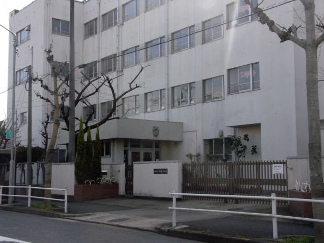Primary school. Municipal Oiso to elementary school (elementary school) 290m