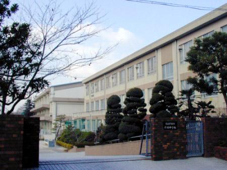 Junior high school. 680m to Nagoya Municipal new 郊中 school