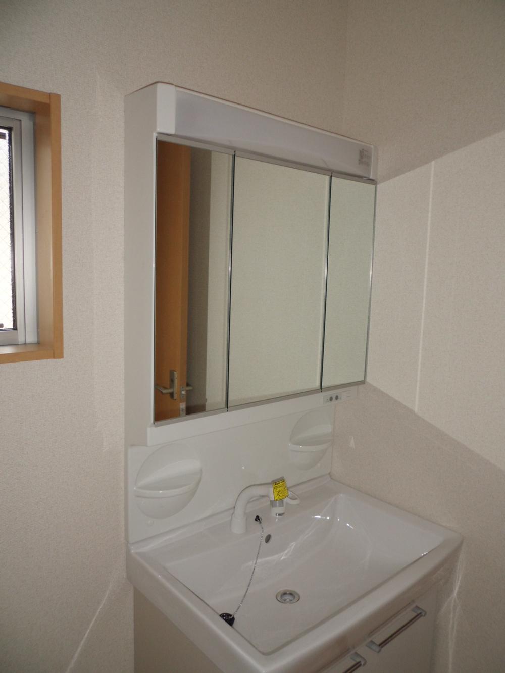 Wash basin, toilet. 4 Building 