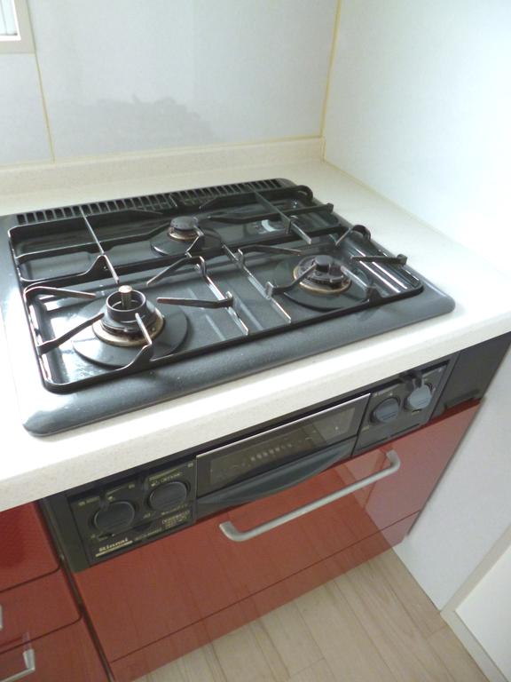 Kitchen. 3-neck gas stove built-in