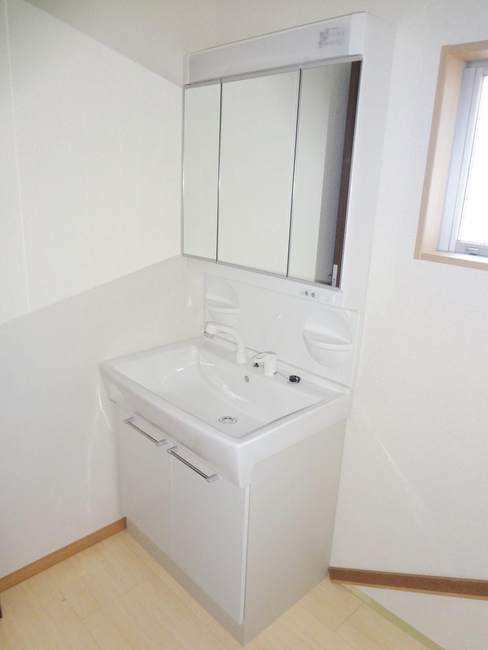 Wash basin, toilet. Indoor (12 May 2013) Shooting