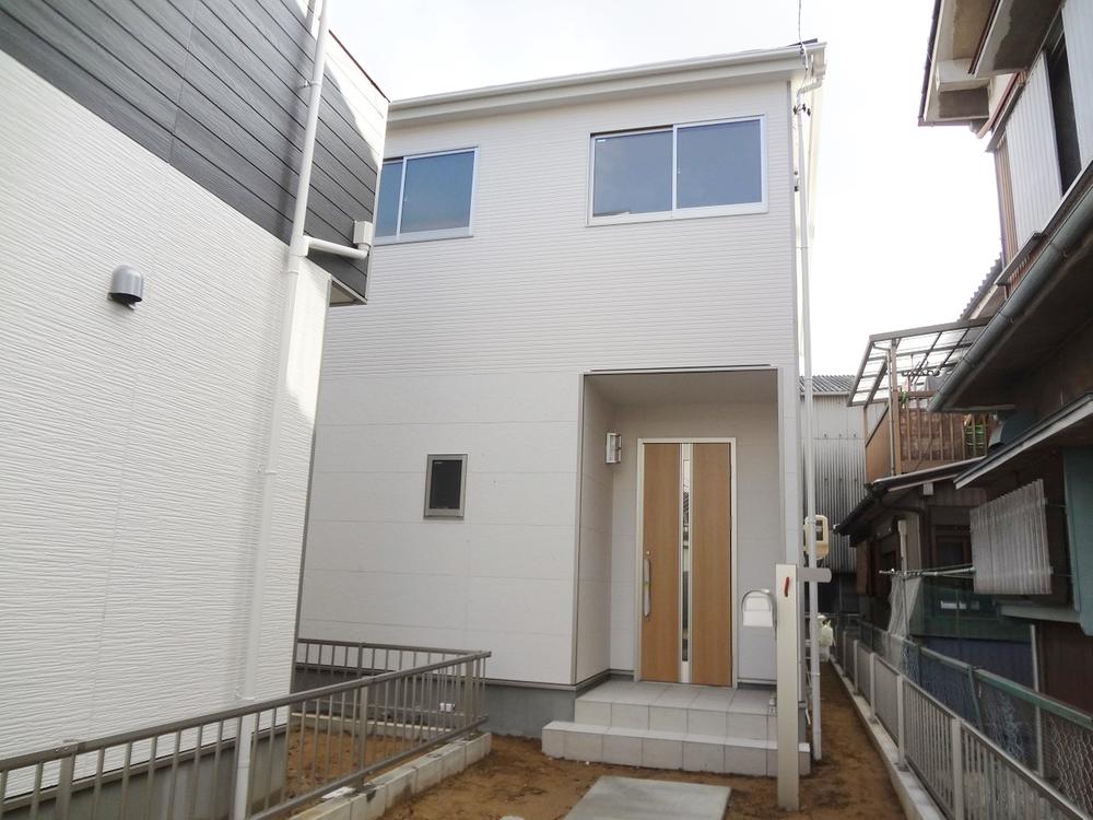 Local appearance photo. Local (12 May 2013) shooting Building 3