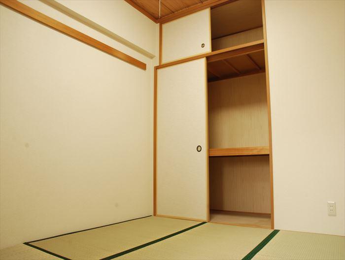 Non-living room. Japanese-style room with a closet that futon of your family worth also can be stored