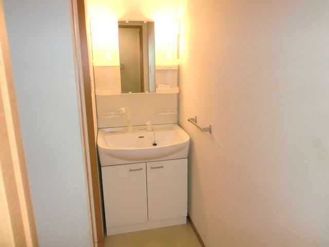 Washroom. Washbasin large! Shampoo dresser!