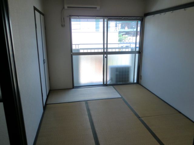 Living and room. Guests can relax in the tatami!