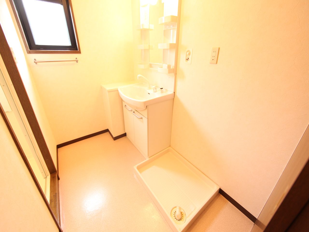 Washroom. Dressing room Independent washbasin (shampoo dresser) with a window (ventilation good)